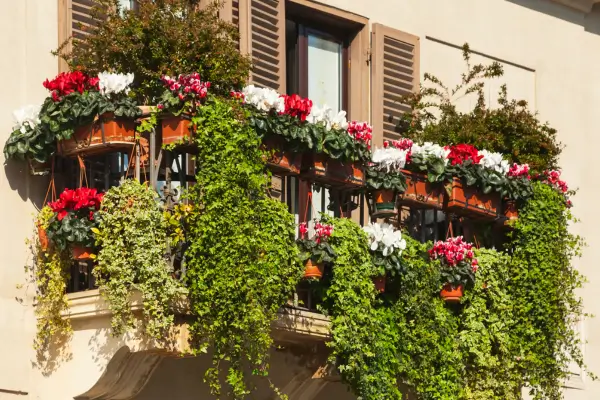Fachada com plantas pendentes adaptadas para varandas pequenas em apartamentos