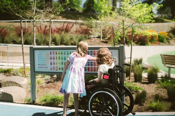 Espaços verdes acessíveis com mobiliário urbano adaptado para pessoas com mobilidade reduzida em centros urbanos